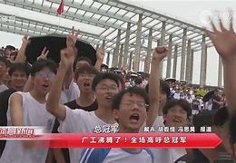 球员状态逐渐提高，足球比赛赛场聚焦